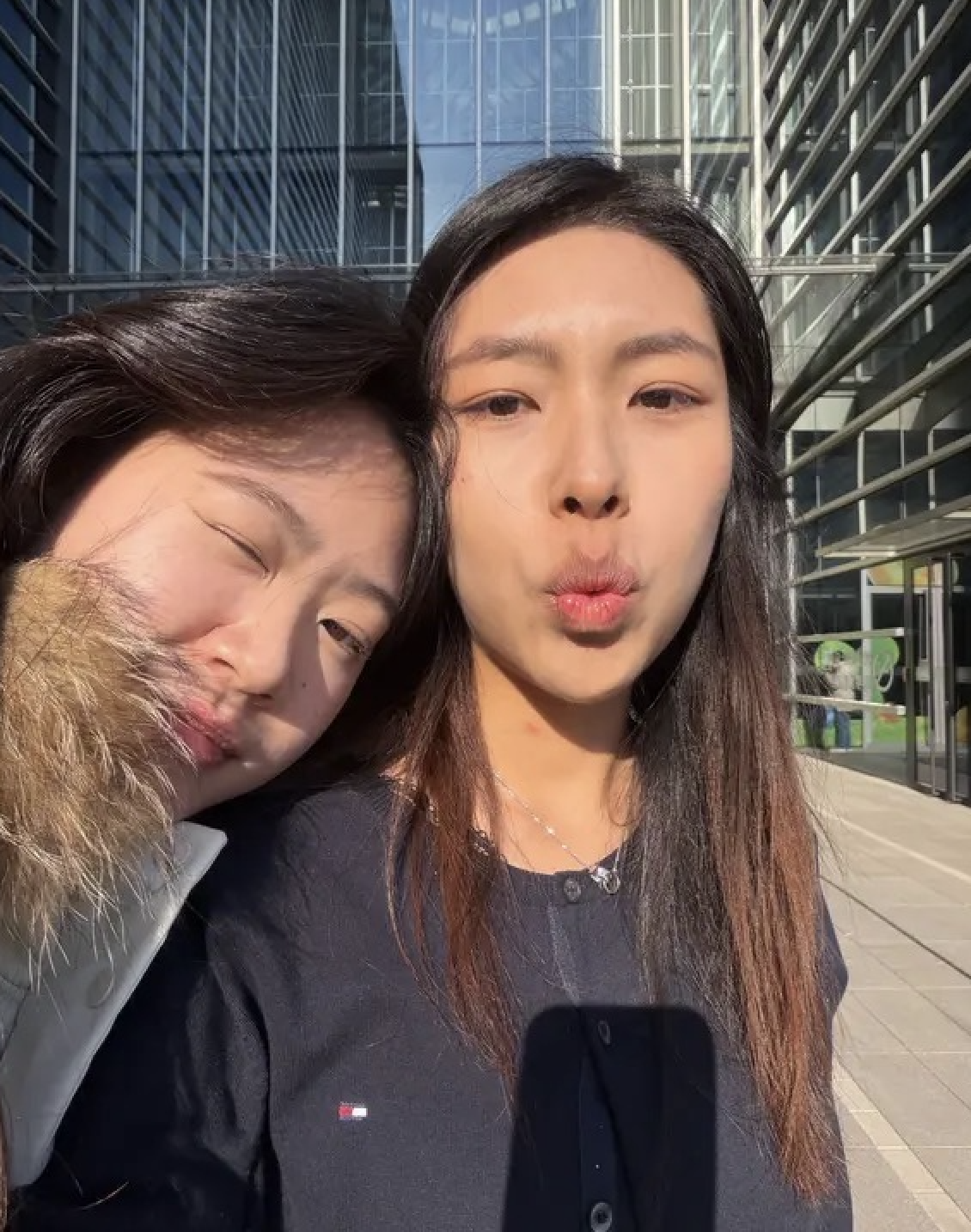 阳光下的合照